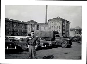 Foto Mann auf einem Fabrikgelände, Autos, LKW