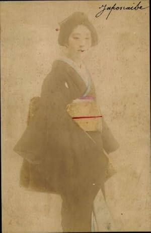 Foto Ansichtskarte / Postkarte Japan, Junge Frau in japanischer Tracht, Japanerin, Kimono