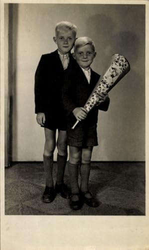 Foto Ansichtskarte / Postkarte Glückwunsch Einschulung, Zwei Jungen mit Zuckertüte, Portrait