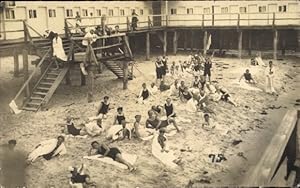 Foto Ansichtskarte / Postkarte Gruppenbild der Menschen in Badeanzügen, Strand, Freibad