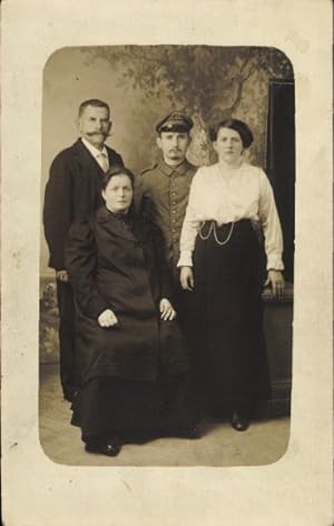 Foto Ansichtskarte / Postkarte Familienbild, Zwei Frauen, Mann in Uniform