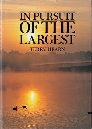 Image du vendeur pour IN PURSUIT OF THE LARGEST. By Terry Hearn. First edition. mis en vente par Coch-y-Bonddu Books Ltd