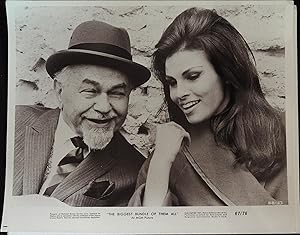 Immagine del venditore per The Biggest Bundle of Them All 8 x 10 Still 1968 Raquel Welch, Edward G. Robinson venduto da AcornBooksNH