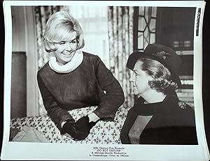 Image du vendeur pour Do Not Disturb 8 x 10 Still 1965 Doris Day, Hermione Baddeley! mis en vente par AcornBooksNH