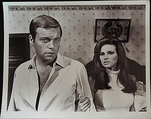 Bild des Verkufers fr The Biggest Bundle of Them All 8 x 10 Still 1968 Raquel Welch, Robert Wagner zum Verkauf von AcornBooksNH