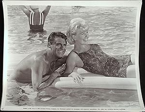 Image du vendeur pour That Touch of Mink 8 x 10 Still 1962 Doris Day, Cary Grant! mis en vente par AcornBooksNH