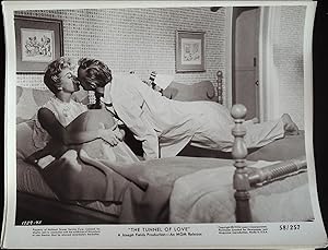 Image du vendeur pour The Tunnel of Love 8 x 10 Still 1958 Doris Day & Richard Widmark! mis en vente par AcornBooksNH