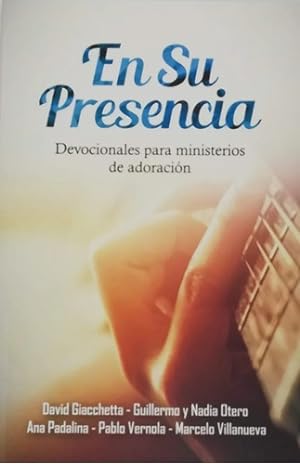 Seller image for En Su Presencia: Devocional Para Ministerios De Adoraci n for sale by Juanpebooks