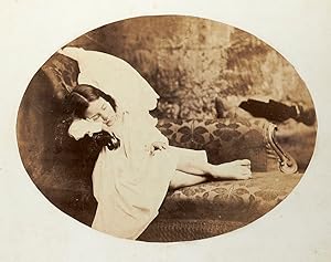 Image du vendeur pour Photographie originale - Annie Rogers, aux ailes d'ange, assoupie  la mridienne mis en vente par Librairie Le Feu Follet