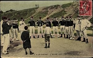 Ansichtskarte / Postkarte In der Kaserne, in der Hornschule, Soldiers mit Trompeten, Kinder