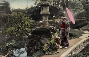 Ansichtskarte / Postkarte Japan, zwei Japanerinnen in traditioneller Tracht in japanischem Garten