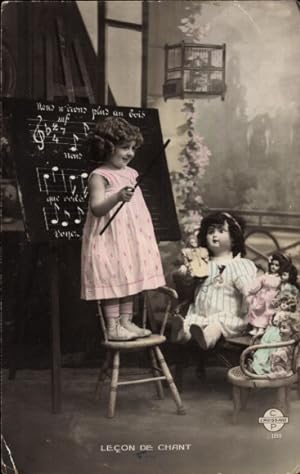 Ansichtskarte / Postkarte Mädchen als Lehrerin vor ihren Puppen, Musikunterricht