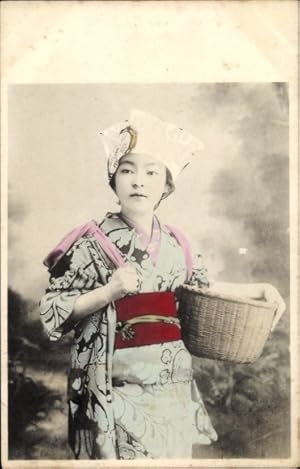 Ansichtskarte / Postkarte Japan, Junge Frau in japanischer Tracht, Kopfbedeckung, Korb