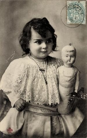 Ansichtskarte / Postkarte Mädchen mit einer Puppe