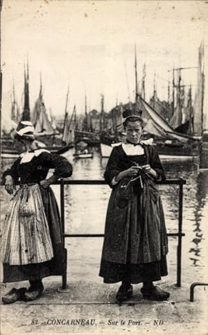 Ansichtskarte / Postkarte Concarneau Finistère, Frauen in Volkstrachten im Hafen