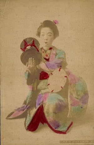 Foto Ansichtskarte / Postkarte Japan, Junge Frau in japanischer Tracht, Musikinstrumente, Kimono