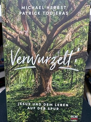 Bild des Verkufers fr Verwurzelt! Jesus und dem Leben auf der Spur. Als Christen sind wir in einen ganz neuen Boden verpflanzt. Pltzlich gehren wir zur Familie Gottes, Gott selbst ist unser Vater und Jesus unser Bruder. Michael Herbst und Patrick Todjeras zeigen uns, wie wir in dieser neuen Heimat immer tiefere Wurzeln schlagen, die unser Leben fest verankern. Und wie wir immer mehr mit dem Sohn Gottes verwachsen, so dass durch das Kreuz in allen Lebensbereichen Neues sichtbar wird. Ein Buch voller Wahrheit und Liebe fr das Evangelium. zum Verkauf von bookmarathon