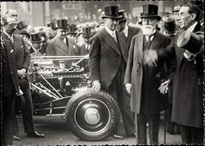 Foto Emil Loubet, französischer Staatspräsident, Männer in Anzügen, Automobil-Ausstellung