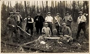 Foto Ansichtskarte / Postkarte Gruppenaufnahme von Männern mit Äxten im Wald, Forstwirtschaft