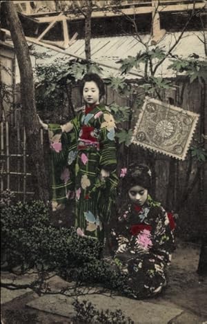 Ansichtskarte / Postkarte Japan, Zwei Frauen in japanischer Tracht, Garten, Kimono, Bonsai