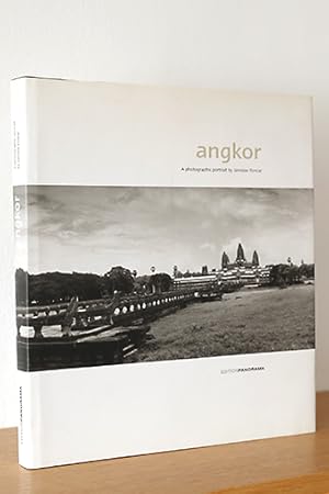 Imagen del vendedor de Angkor - A photographic portrait a la venta por AMSELBEIN - Antiquariat und Neubuch