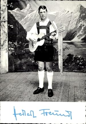 Bild des Verkufers fr Ansichtskarte / Postkarte Schauspieler Herbert Freund, Portrait mit Gitarre, Autogramm zum Verkauf von akpool GmbH