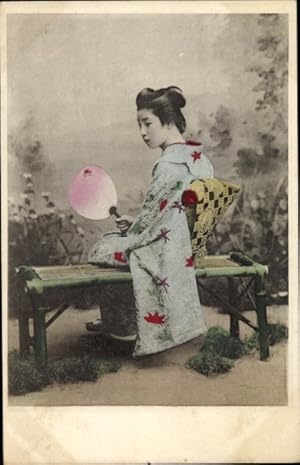 Ansichtskarte / Postkarte Japan, Frau in japanischer Tracht, Fächer, Kimono, Sitzbank