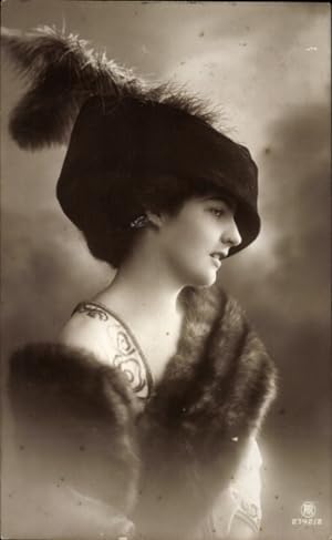 Ansichtskarte / Postkarte Portrait einer Dame mit Hut und Pelzstola