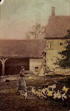 Ansichtskarte / Postkarte Bauernhof, Frau füttert Hühner