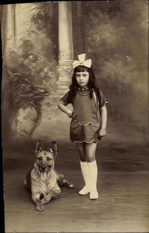 Foto Ansichtskarte / Postkarte Mädchen mit einem Schäferhund, Portrait