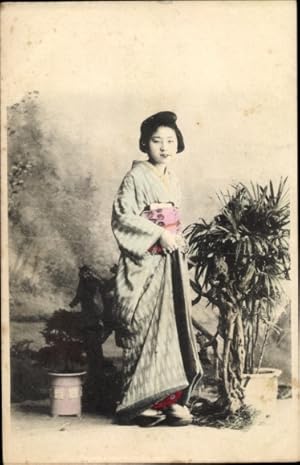 Ansichtskarte / Postkarte Japan, Frau in japanischer Tracht, Portrait, Kimono, Pflanzen