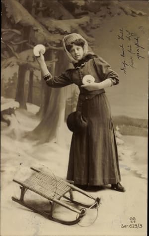 Ansichtskarte / Postkarte Frau wirft Schneebälle, Schlitten - GG Co 623 3