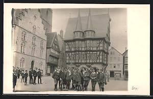 Foto-Ansichtskarte Alsfeld, Marktplatz mit Jugendgruppe vor dem Rathaus, 1922