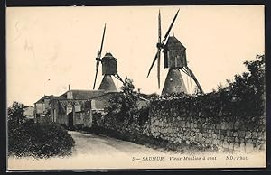 Ansichtskarte Saumur, Vieux Moulins à Vent, Strassenpartie mit den alten Windmühlen