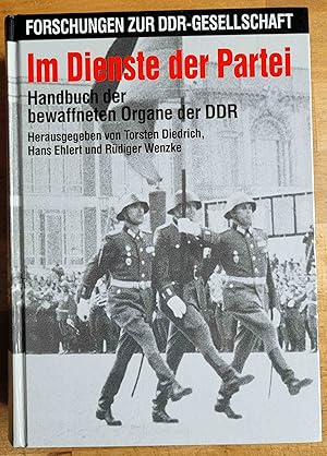 Bild des Verkufers fr Im Dienste der Partei : Handbuch der bewaffneten Organe der DDR zum Verkauf von VersandAntiquariat Claus Sydow