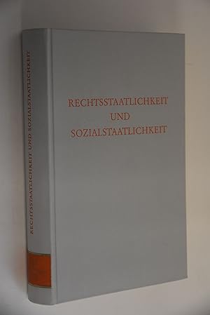 Rechtsstaatlichkeit und Sozialstaatlichkeit: Aufsätze und Essays. Hrsg. von Ernst Forsthoff / Weg...