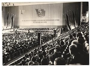 4 Fotografien 5. FDGB Kongress 1956 in Berlin, Innenansicht der Kongresshalle, Tribüne mit Funkti...