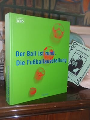 Bild des Verkufers fr Der Ball ist rund. Katalog zur Fuballausstellung (.) anlsslich des 100-jhrigen Bestehens des Deutschen Fuball-Bundes. zum Verkauf von Antiquariat Klabund Wien