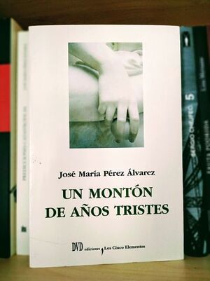 Seller image for UN MONTN DE AOS TRISTES for sale by Antrtica