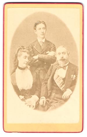 Fotografie unbekannter Fotograf und Ort, Kaiser Napoleon III., Eugenie de Montijo und Sohn Napole...