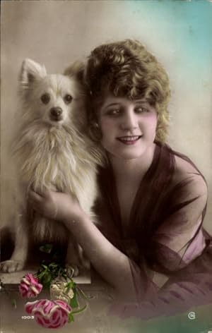 Ansichtskarte / Postkarte Junge Frau mit ihrem Hund, Spitz, Rosen