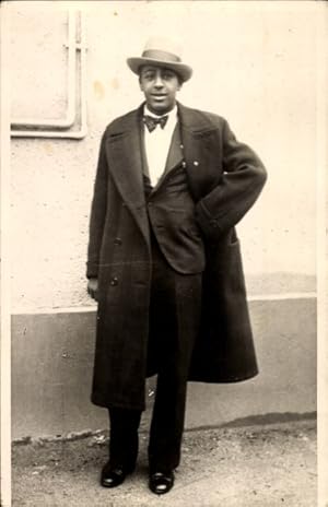 Foto Ansichtskarte / Postkarte Boxer Jack Johnson, Standportrait in Anzug und Mantel, Hut