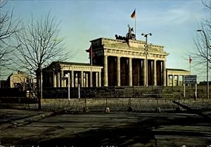 Ansichtskarte / Postkarte Berlin, Brandenburger Tor nach 13. 08. 1961, Stacheldrahtzaun, Mauer