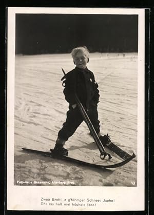 Ansichtskarte Knabe in Skiausrüstung mit einem Grinsen auf der Piste