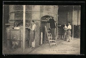 Ansichtskarte Sèvres, Manufacture, Un four en cuisson, Porzellan