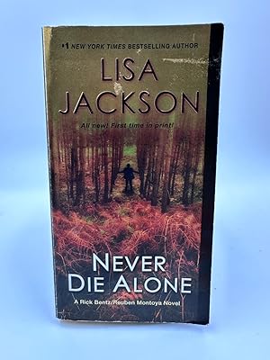 Immagine del venditore per Never Die Alone (A Bentz/Montoya Novel) venduto da Dean Family Enterprise