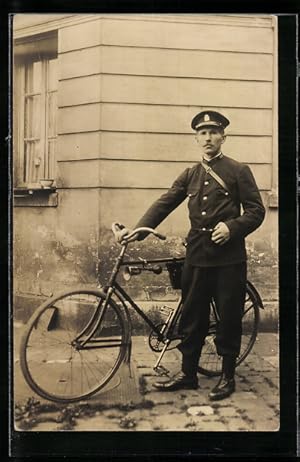 Foto-Ansichtskarte Postbote verteilt Briefe mit dem Fahrrad
