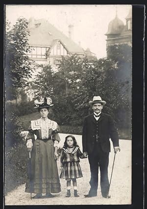 Foto-Ansichtskarte Mannheim, Stimmungsbild 1908, Paar mit kleiner Tochter