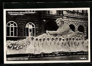 Foto-Ansichtskarte Wien, 10. Deutsches Sängerbundesfest 1928, Schubertwagen vor Cosmanos Textilfa...