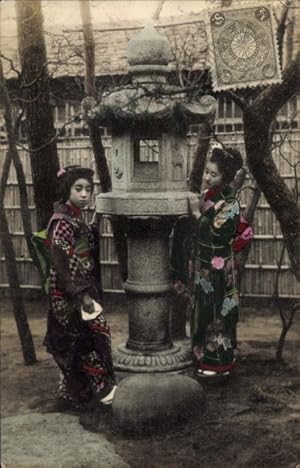 Ansichtskarte / Postkarte Japan, Frauen in japanischer Tracht, Garten, Säule, Denkmal